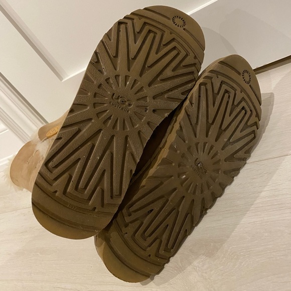 Authentic Bailey Button Triplet Ugg Boot - Picture 4 of 5